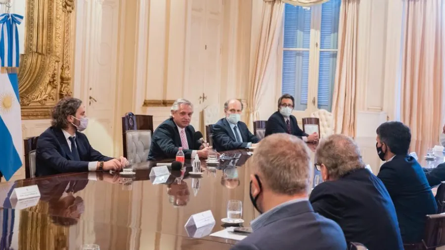 Fernández con dirigentes de la banca