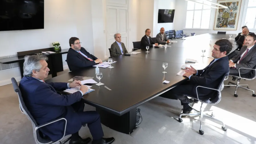 Alberto Fernández con farmacéuticos 