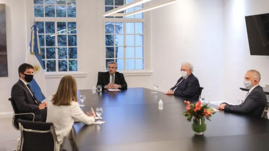 Fernández y Ginés con autoridades de AstraZeneca