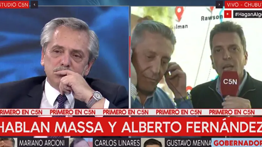 Alberto Fernández en comunicación con Massa durante el domingo electoral