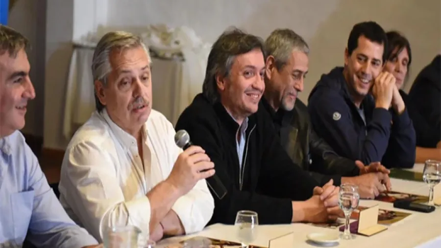 Alberto Fernández con dirigentes de La Cámpora