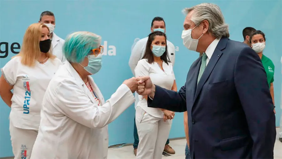 Fernández con personal de salud