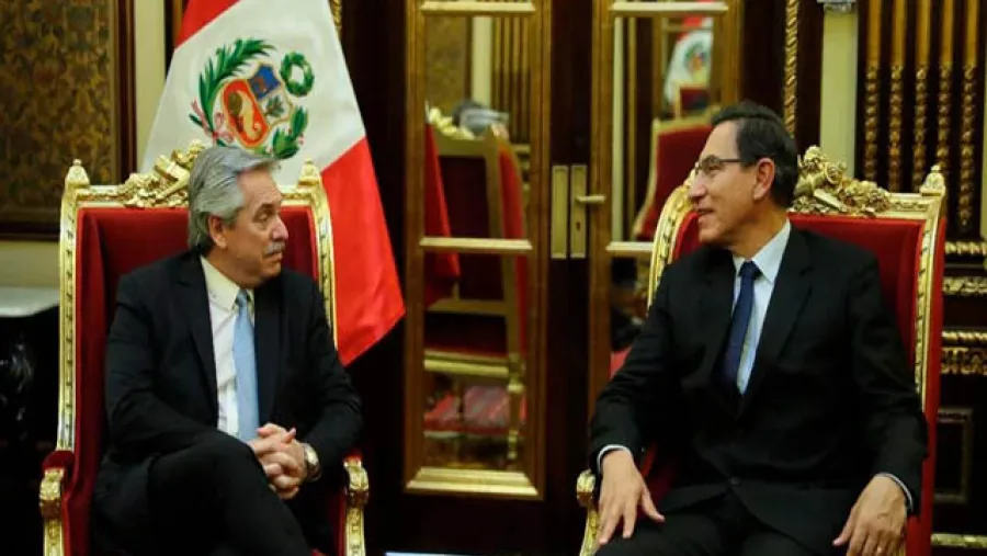 Alberto Fernández junto al presidente de Perú, Martín Vizcarra
