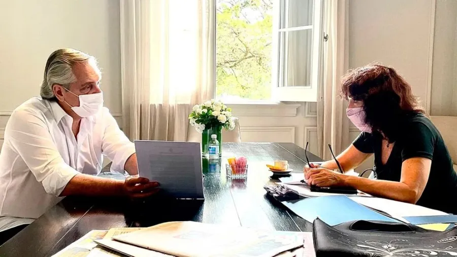 Alberto Fernández con la secretaria de Legal y Técnica, Vilma Ibarra