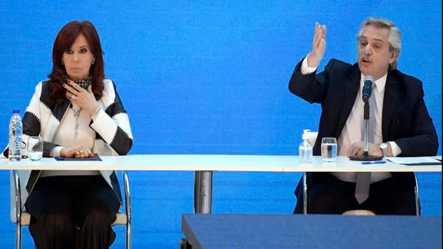 Alberto con Cristina en conferencia de prensa