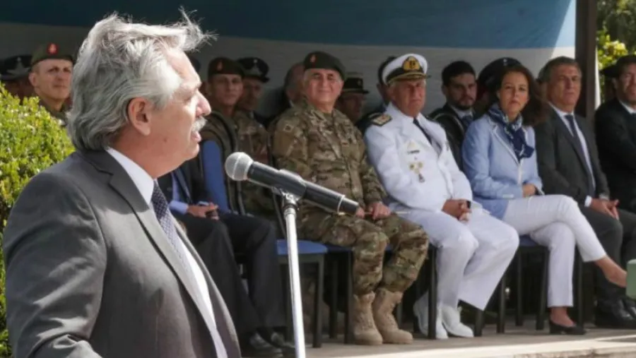 Fernández despide cascos azules