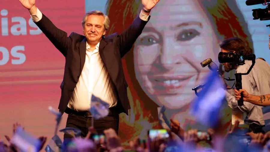 Alberto Fernández festejando