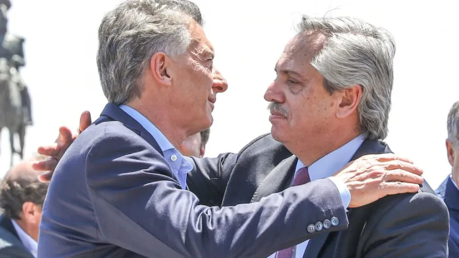 Mauricio Macri y Alberto Fernández se abrazan en Luján Mauricio Macri y Alberto Fernández se abrazan en Luján