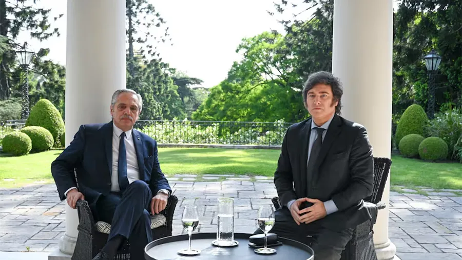 Imagen de archivo de Fernández y Milei, en la quinta de Olivos, tras la victoria electoral del líder de La Libertad Avanza.
