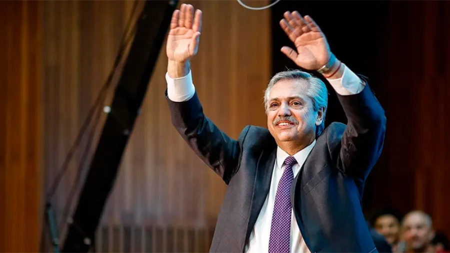 Alberto Fernández saludando