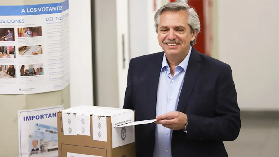 Alberto Fernández votando