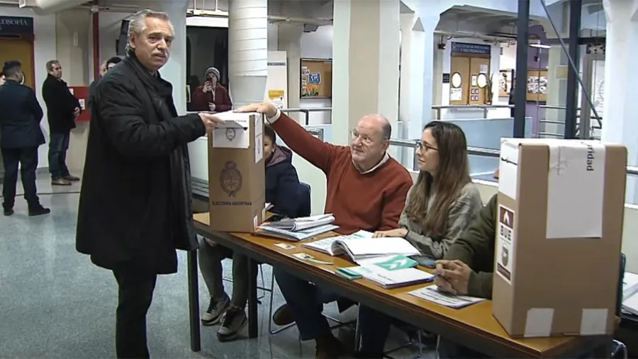 El Presidente Alberto Fernández votó a las 10:20 en la sede de la Universidad Católica Argentina (UCA), del barrio porteño de Puerto Madero.