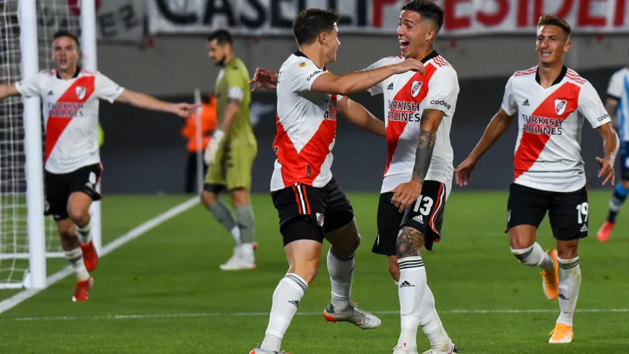 River goleó a Racing y se consagró campeón del fútbol argentino River goleó a Racing y se consagró campeón del fútbol argentino