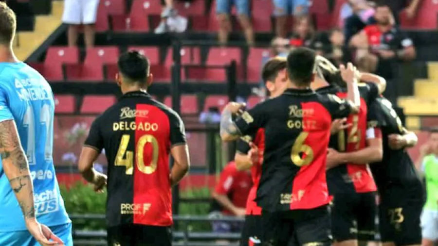 Colón goleó a Atlético Tucumán y llegará envalentonado al clásico santafesino Colón goleó a Atlético Tucumán y llegará envalentonado al clásico santafesino