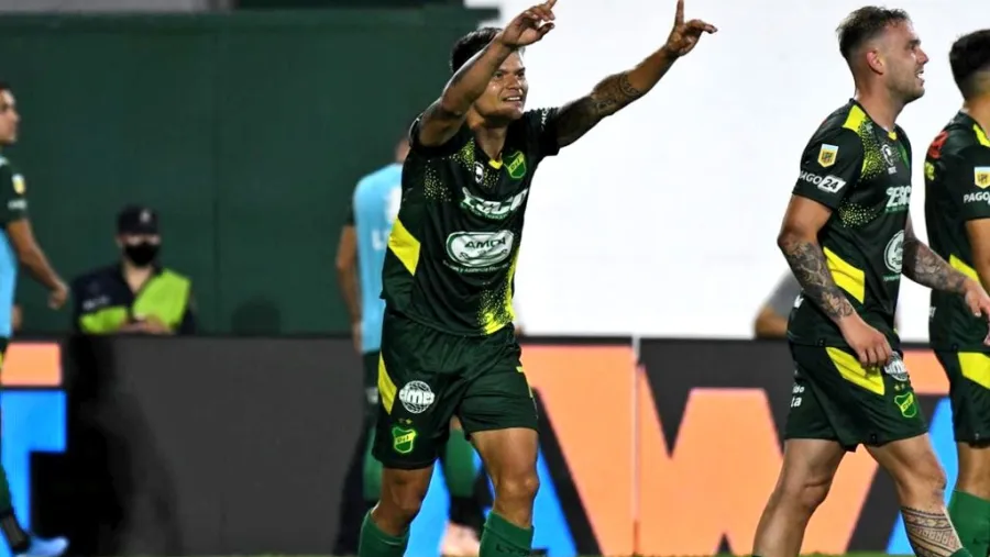 Con nueve hombres y un gol del entrerriano Walter Bou, Defensa y Justicia venció a Lanús Con nueve hombres y un gol del entrerriano Walter Bou, Defensa y Justicia venció a Lanús