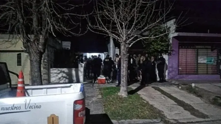 Personal de la Comisaría Quinta de Paraná secuestró dos conservadoras y bebidas alcohólicas, además los presentes fueron notificados por incumplimiento del DNU.