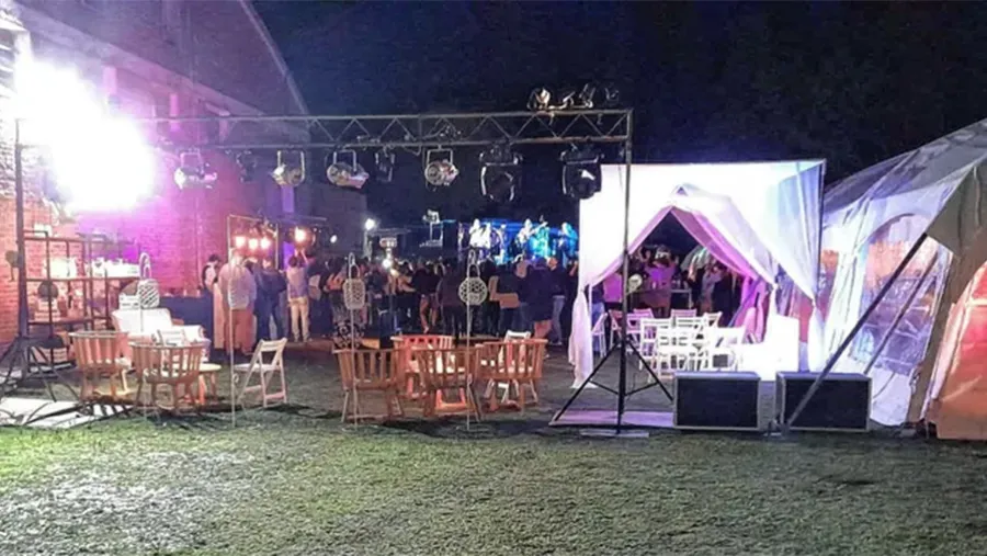 La fiesta ilegal estaba armada con parrilla de luces, gazebos, carpas y show musical que animaba el encuentro que había convocado por lo menos a 150 invitados.