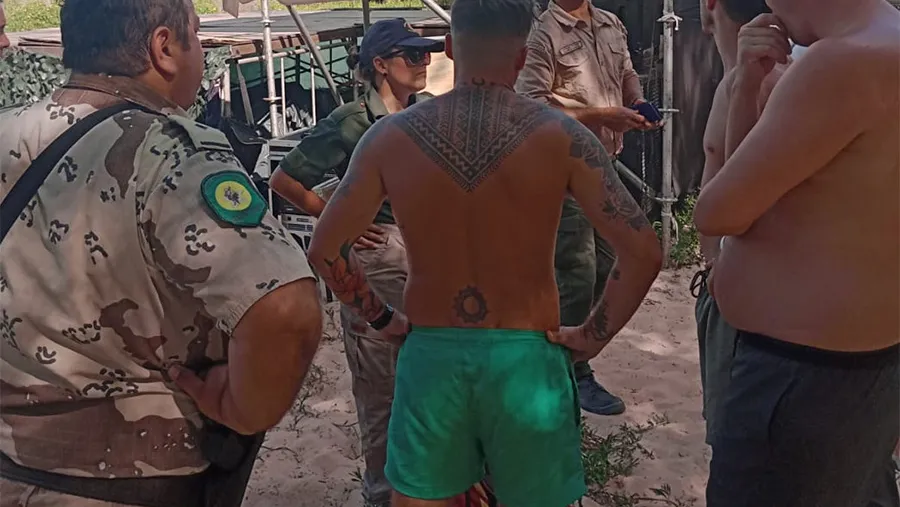 La policía de Entre Ríos en conjunto con la Municipalidad de Victoria realizó operativos de control en las Islas del Delta de Paraná, impidiendo la realización de fiesta clandestina e identificando 20 embarcaciones con 50 ocupantes. La policía de Entre Ríos en conjunto con la Municipalidad de Victoria realizó operativos de control en las Islas del Delta de Paraná, impidiendo la realización de fiesta clandestina e identificando 20 embarcaciones con 50 ocupantes.