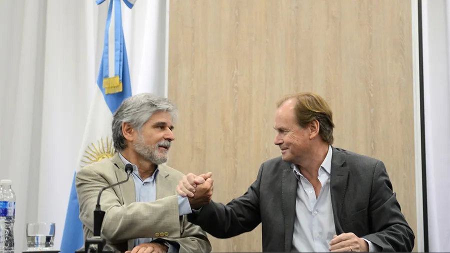 El ministro de Ciencia, Daniel Filmus y el gobernador Gustavo Bordet se saludan luego de anunciar una inversión de 283 millones de pesos para la construcción del Centro Tecnológico Nacional del Arroz en Entre Ríos.