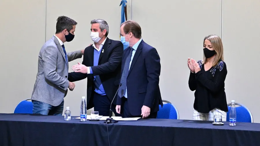 Walser firma convenio por viviendas Walser firma convenio por viviendas