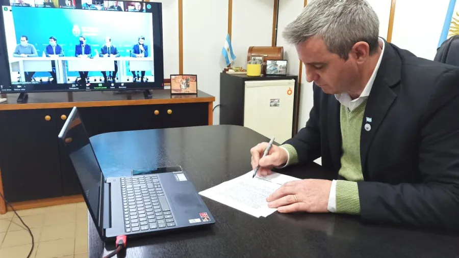 José Luis Walser firma convenio