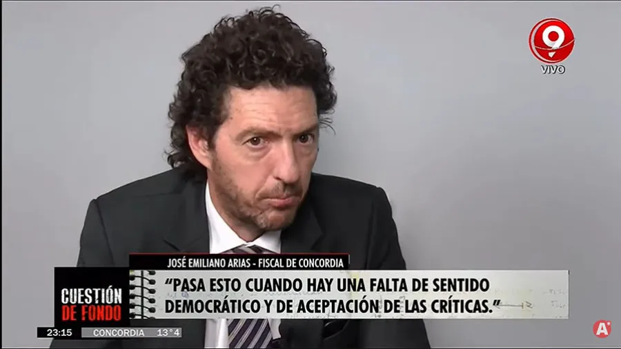 Arias: “Estoy comprometido a impulsar el juicio político para que el poder político de Entre Ríos nos diga si jueces (por Miguel Ángel Giorgio y Susana Medina) pueden seguir siéndolo o no”. Arias: “Estoy comprometido a impulsar el juicio político para que el poder político de Entre Ríos nos diga si jueces (por Miguel Ángel Giorgio y Susana Medina) pueden seguir siéndolo o no”.