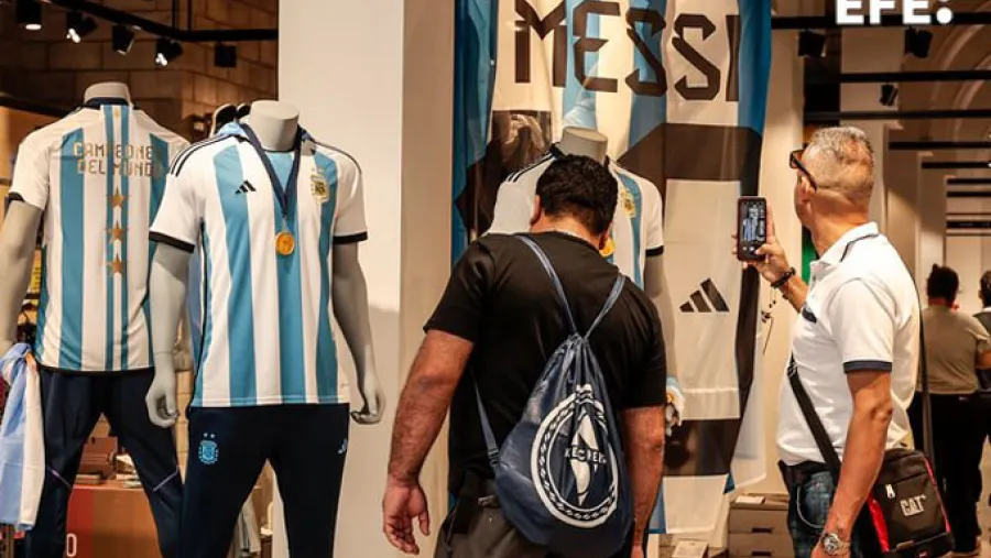 En horas agotaron la camiseta de la selección con las tres estrellas y parche de campeón