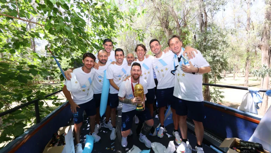 El plantel campeón del mundo se retiró de Ezeiza tras los festejos multitudinarios