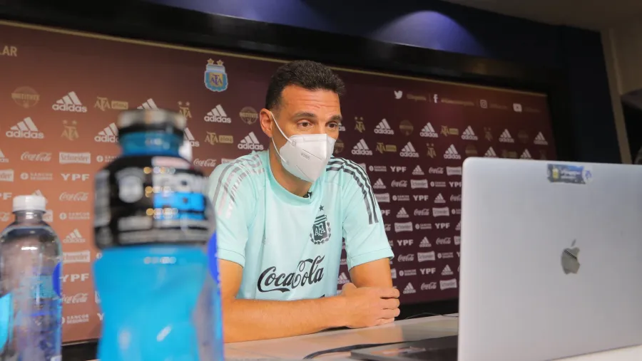 Scaloni no viajó tras dar positivo para Covid-19 y tendrá que dirigir el paranaense Ayala