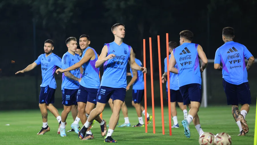 Scaloni paró el equipo con el entrerriano "Licha" Martínez y luego con "Fideo" Di María