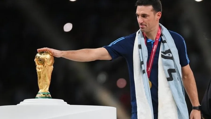 Lionel Scaloni regresó este lunes a España envuelto por el cariño de hinchas argentinos