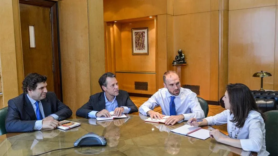 El ministro de Economía, Martín Guzmán, con los delegados del Fondo Monetario Internacional (FMI) en el Palacio de Hacienda.