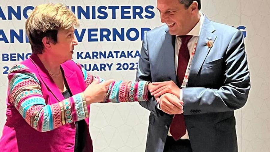 Imagen de archivo de la titular del FMI Kristalina Georgieva y el ministro de Economía, Sergio Massa. Imagen de archivo de la titular del FMI Kristalina Georgieva y el ministro de Economía, Sergio Massa.