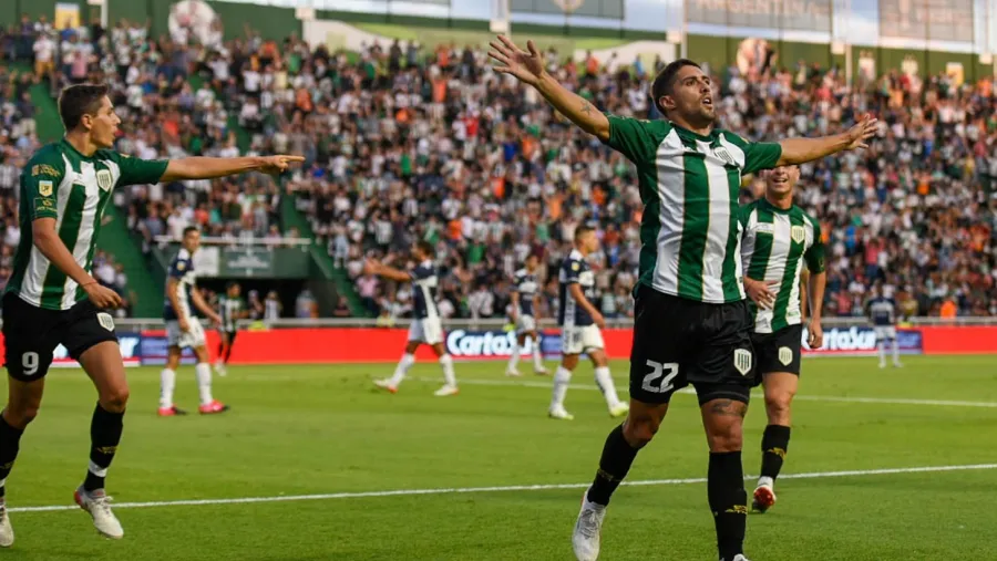 Banfield goleó a Gimnasia La Plata y también celebró su primer triunfo
