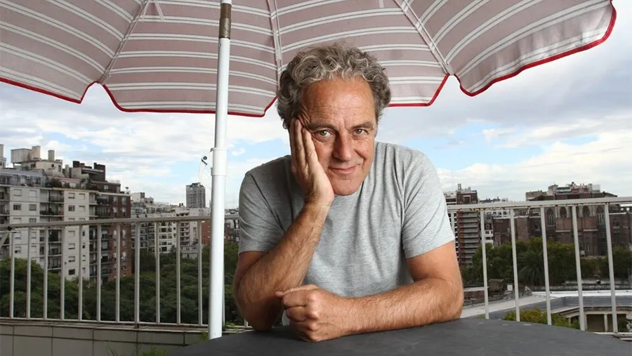 Forn fue el primer director del Suplemento Radar de Página/12, creado en 1996.