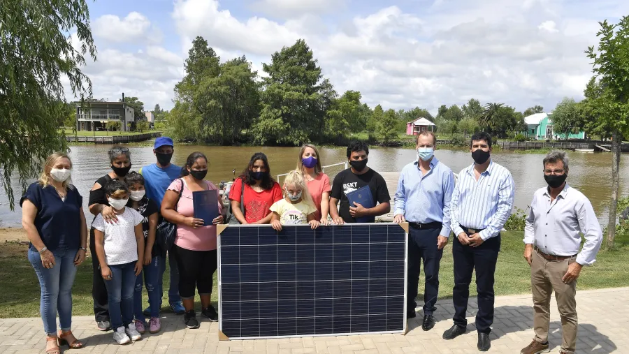 Entregaron equipos solares a familias isleñas