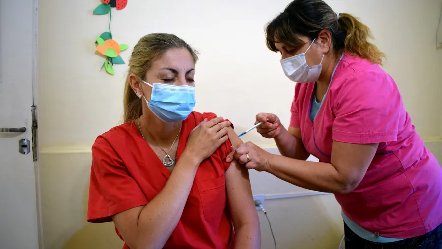 Comenzó la aplicación de dosis de refuerzo contra el Covid a personal de salud