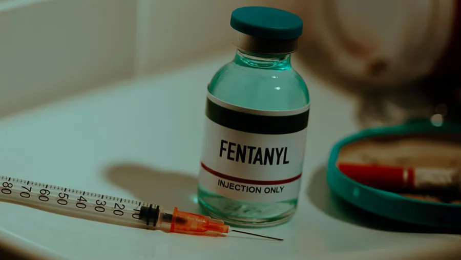 El Fentanilo es entre 50 y 100 veces más fuerte que la Morfina y puede provocar una sobredosis mortal con una dosis muy pequeña. El Fentanilo es entre 50 y 100 veces más fuerte que la Morfina y puede provocar una sobredosis mortal con una dosis muy pequeña.
