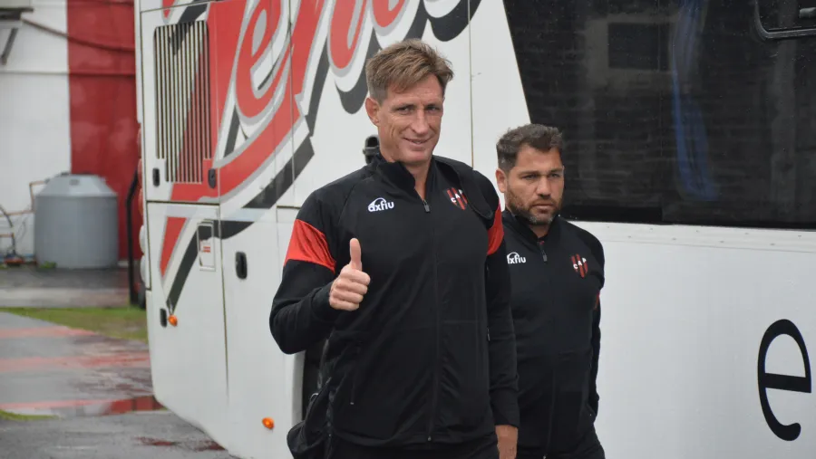 Patronato entrenó bajo techo y viajó con 22 futbolistas para visitar a San Lorenzo
