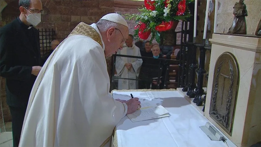 Sobre la tumba del “Poverello” de Asís, el Papa Francisco firmó su tercera encíclica sobre la fraternidad humana. Sobre la tumba del “Poverello” de Asís, el Papa Francisco firmó su tercera encíclica sobre la fraternidad humana.