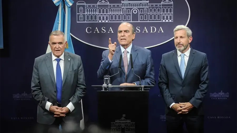 Guillermo Francos intentó relativizar la polémica tras el DNU anunciado previamente. Ahora, se aclaró que los fondos a las cajas previsionales no serán eliminados, aunque buscan determinar el monto. Guillermo Francos intentó relativizar la polémica tras el DNU anunciado previamente. Ahora, se aclaró que los fondos a las cajas previsionales no serán eliminados, aunque buscan determinar el monto.