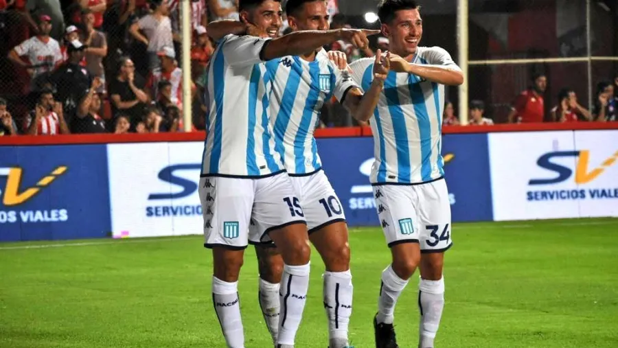 Liga Profesional de Fútbol: Racing derrotó a Unión de Santa Fe y se prendió en la pelea