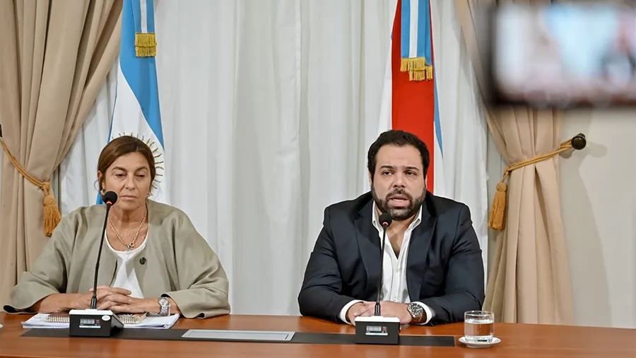 La presidenta del CGE, Alicia Fregonese, y el ministro de Gobierno y Trabajo, Manuel Troncoso.