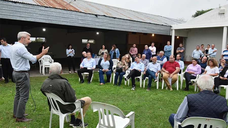 El gobernador entregó aportes por 400 millones de pesos a 150 productores agropecuarios y a 14 frigoríficos.