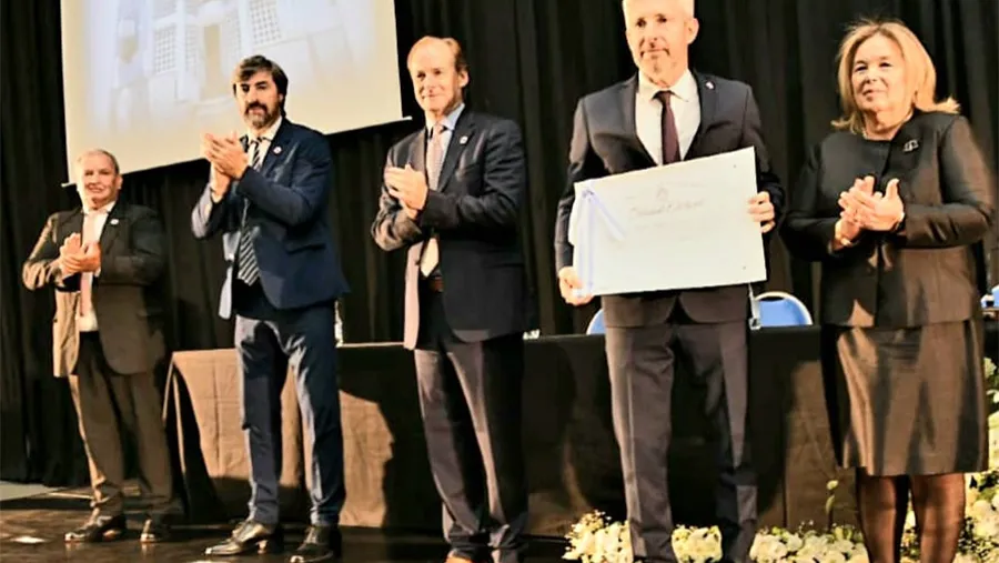 Rogelio Frigerio y Alicia Griselda Aluani recibieron sus respectivos diplomas de gobernador y vicegobernadora, respectivamente.