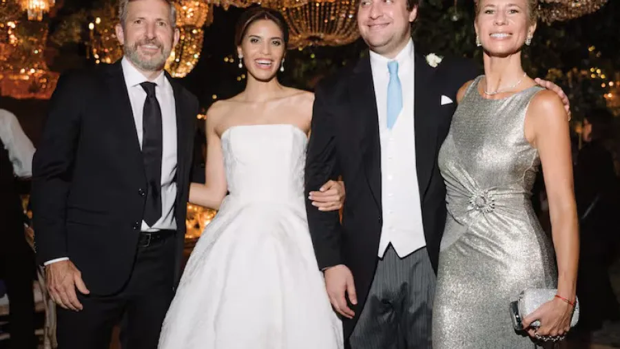 Taina y Georgie posan junto a Rogelio Frigerio y su mujer, Victoria Costoya.