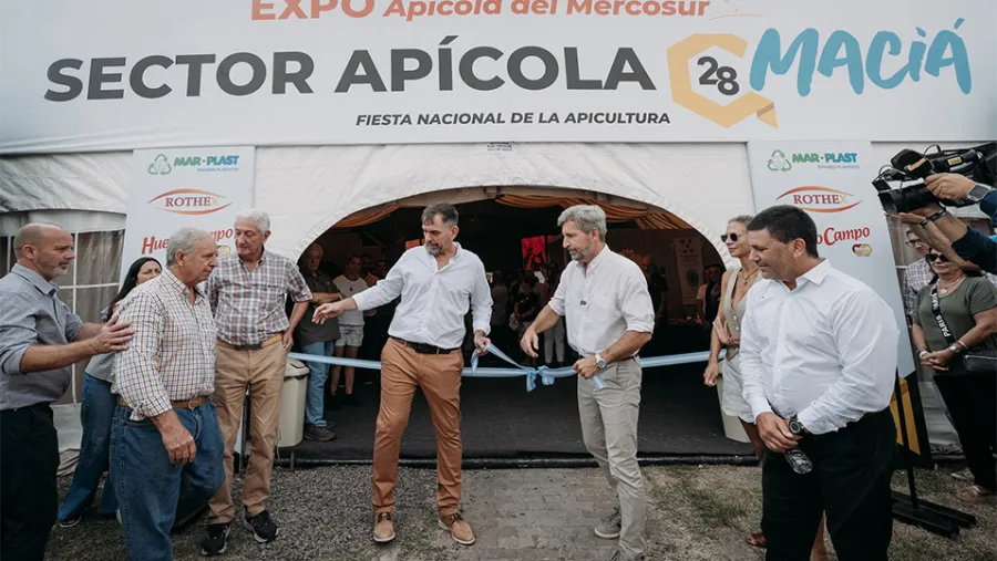 El gobernador Rogelio Frigerio participó de la inauguración en Maciá de la 28ª Fiesta Nacional de la Apicultura y Expo Apícola del Mercosur. Destacó a la actividad como un potencial para el crecimiento productivo de la Provincia.
