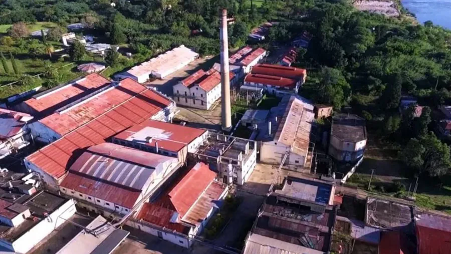 El frigorífico de Santa Elena es un coloso dormido a las orillas del río Paraná.