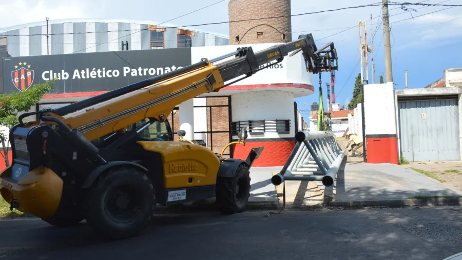 Patronato recibió las nuevas columnas de iluminación y comenzó su instalación en el Grella Patronato recibió las nuevas columnas de iluminación y comenzó su instalación en el Grella