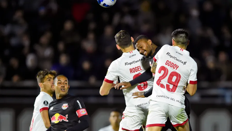 Estudiantes de La Plata ganó en Brasil y se aseguró el primer puesto del Grupo C